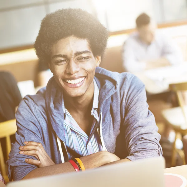 Afrikanischer Student lächelt — Stockfoto