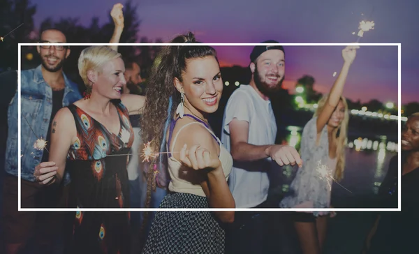 Amigos pasando el rato en la fiesta al aire libre — Foto de Stock