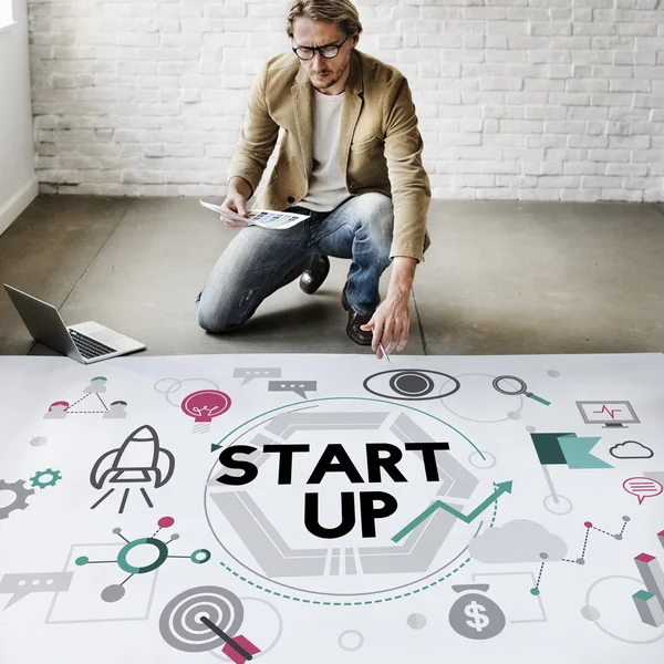Om de afaceri care lucrează cu Startup — Fotografie, imagine de stoc