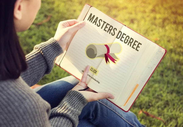 Frau liest Buch und macht Masterabschluss — Stockfoto