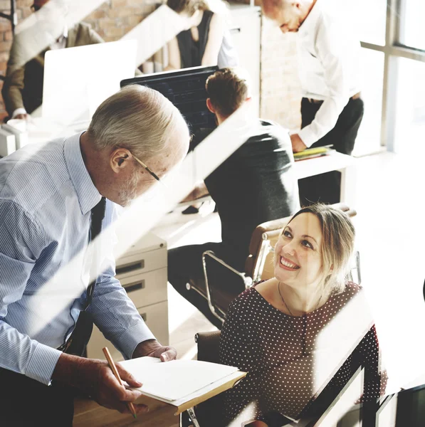 Les gens d'affaires qui travaillent — Photo