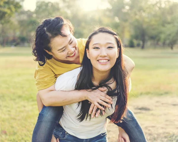 Madre e adorabile figlia — Foto Stock