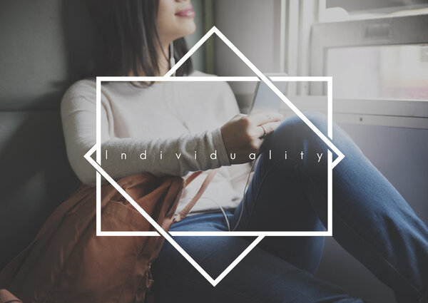 женщина с мобильным телефоном и индивидуальностью
