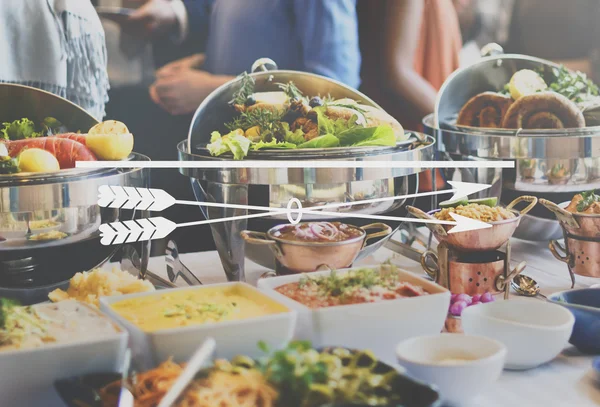 다양 한 맛 있는 음식으로 가득한 테이블 — 스톡 사진