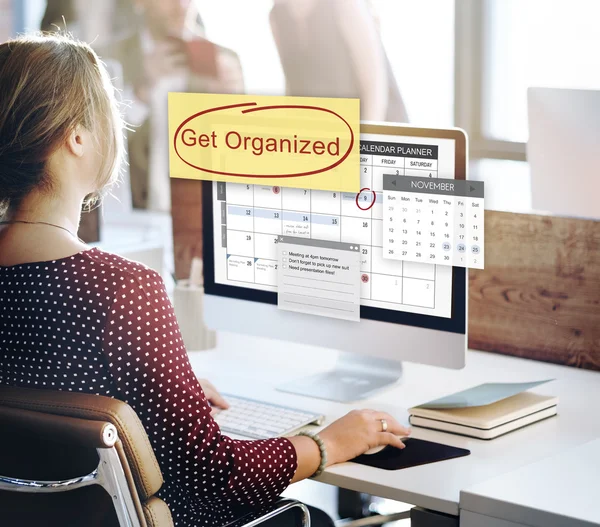 Mujer de negocios que trabaja en la computadora con Get Organized — Foto de Stock