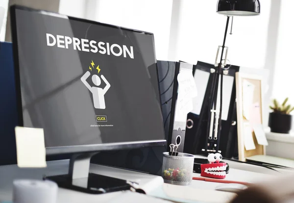 Komputer na stole z koncepcja depresji — Zdjęcie stockowe