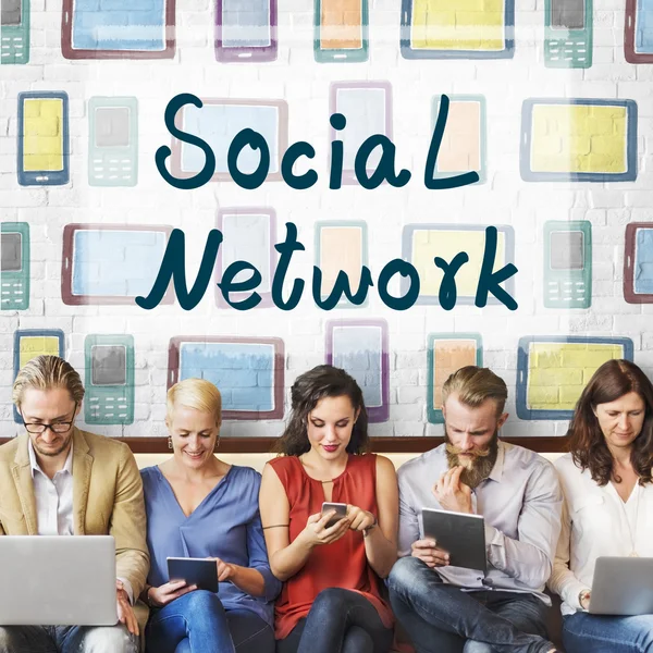 Люди сидять з пристроями та соціальною мережею — стокове фото