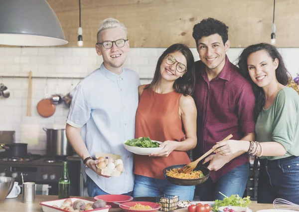 Amigos a passar tempo juntos, a jantar — Fotografia de Stock