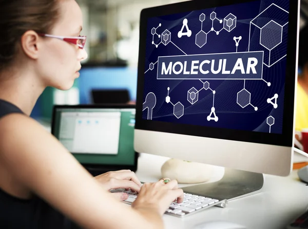 Empresária trabalhando no computador com molecular — Fotografia de Stock