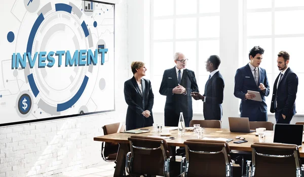 Hommes d'affaires discutant au bureau — Photo