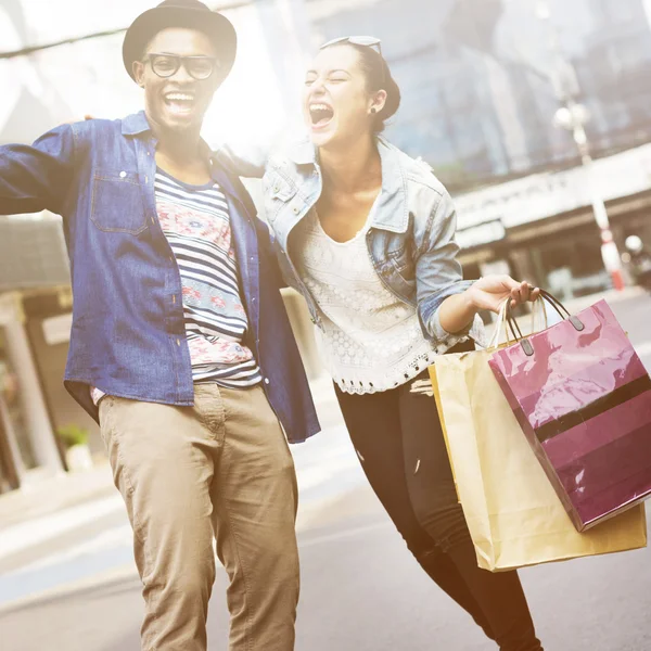 Coppia con Shopping borse a piedi — Foto Stock