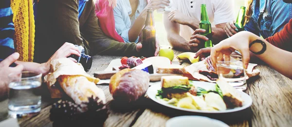 Freunde beim gemeinsamen Picknick — Stockfoto