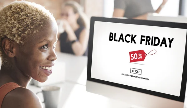 Femme d'affaires travaillant sur ordinateur avec Black Friday — Photo