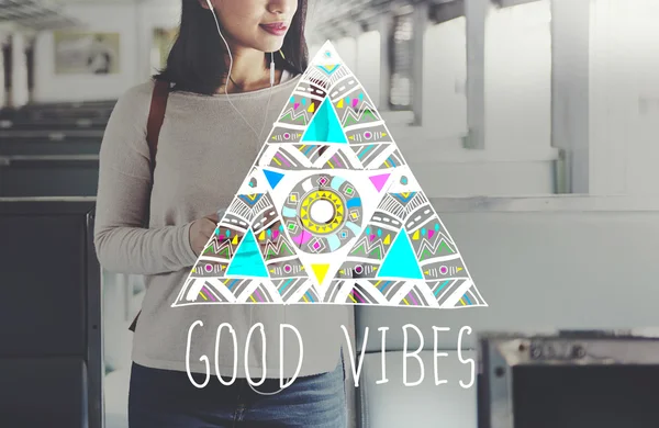 Vrouw met GSM en Good Vibes — Stockfoto