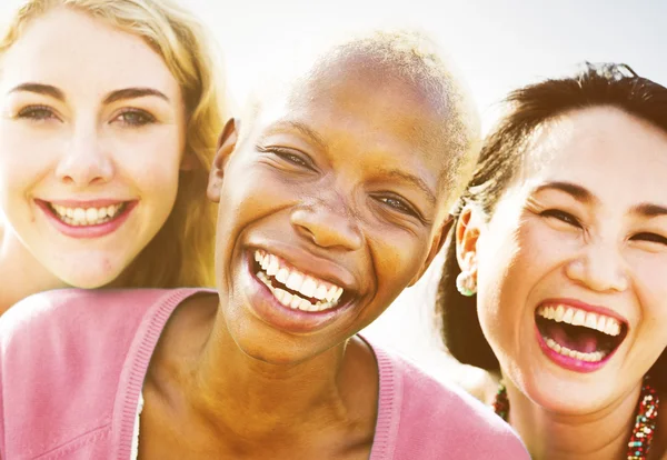 Trzy szczęśliwe młode kobiety — Zdjęcie stockowe