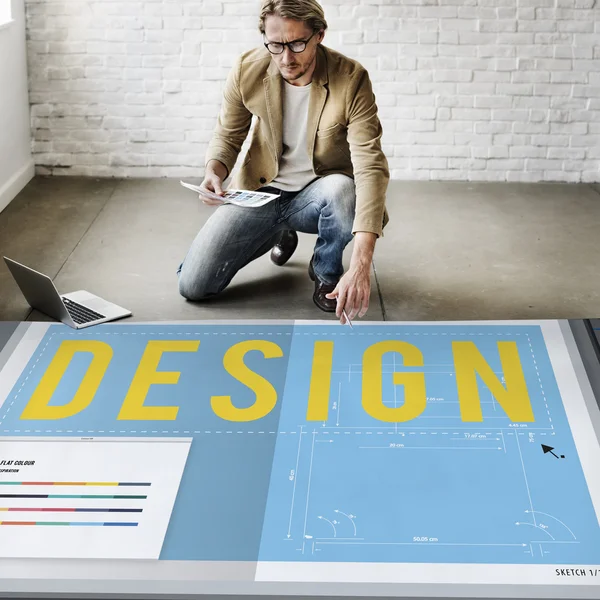 Homme d'affaires travaillant avec le design — Photo