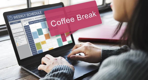 커피 브레이크와 노트북에서 일 하는 여자 — 스톡 사진
