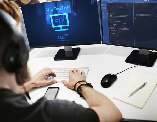 Homme d'affaires travaillant sur ordinateur avec algorithme — Photo