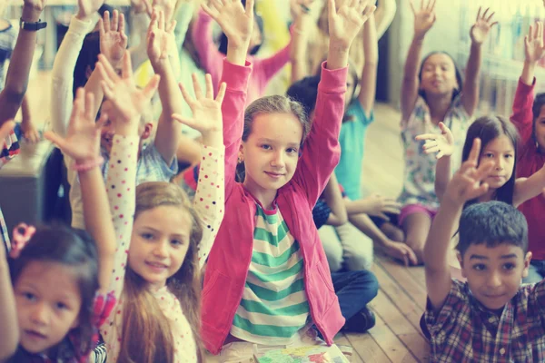 De gelukkige kinderen samen — Stockfoto