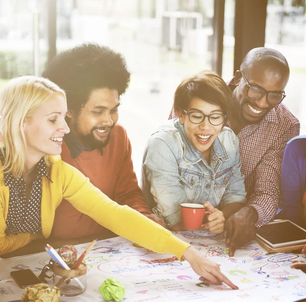 Pessoas brainstorming juntos — Fotografia de Stock