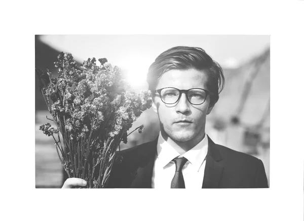 Geschäftsmann posiert mit Blumenkonzept — Stockfoto