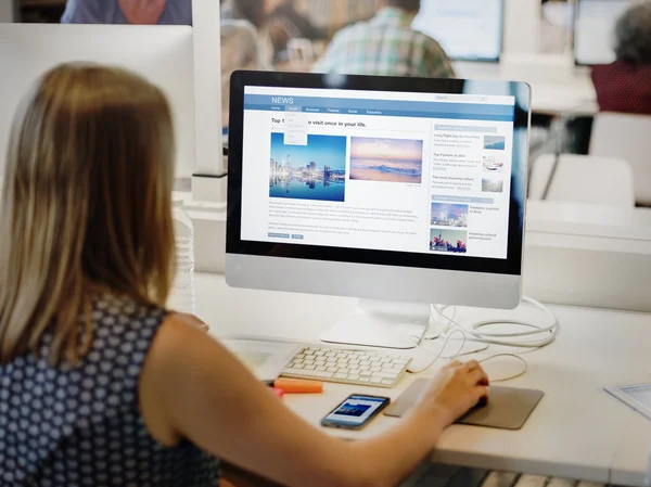 Femme utilisant un ordinateur à la table de travail — Photo