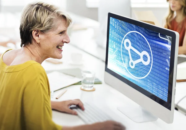 Woman in offiice with computer — Stock Photo, Image