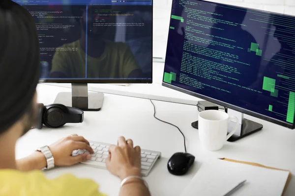 Geschäftsmann arbeitet an Computer mit HTML-Code — Stockfoto