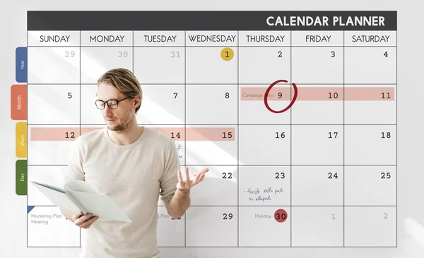 Бізнесмен, що працює з календарем — стокове фото
