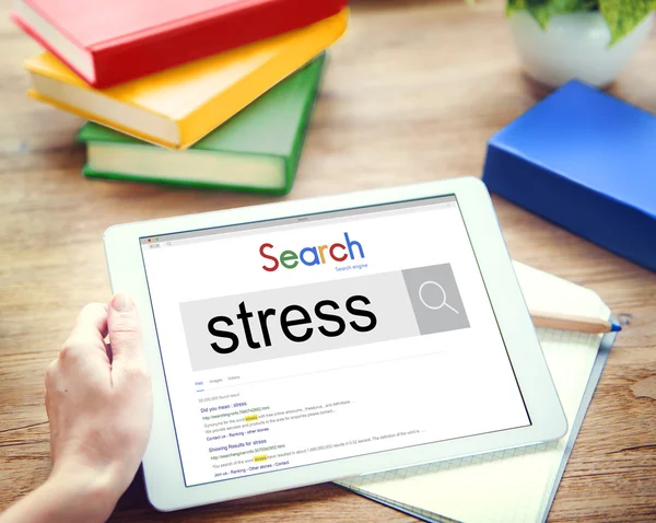 Uomo che utilizza tablet e Stress Concept — Foto Stock