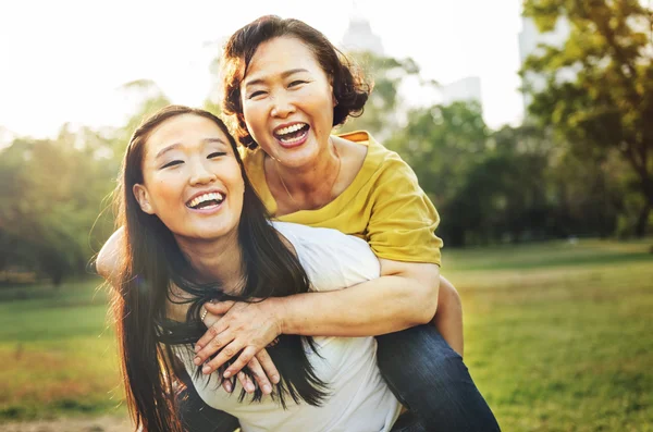 Mutter und entzückende Tochter — Stockfoto