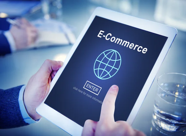 Uomo che utilizza tablet e E-Commerce — Foto Stock