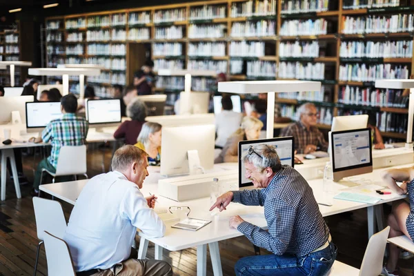 Studenti adulti anziani in classe di computer — Foto Stock