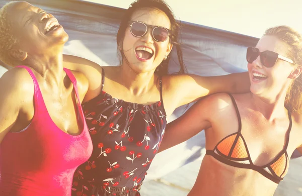 Trois jeunes femmes heureuses — Photo