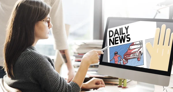 Žena ukazuje na monitoru s daily news — Stock fotografie