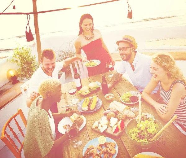 Vänner med lunch utomhus — Stockfoto