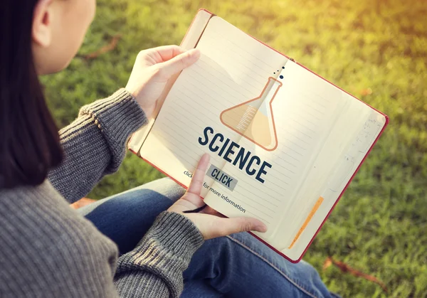 Kadın kitap okumak ve bilim — Stok fotoğraf