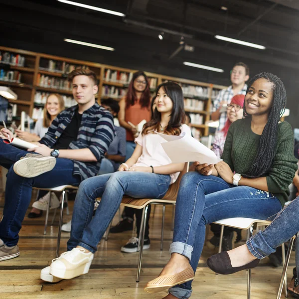 Klasskamrater i klassrummet med föreläsning — Stockfoto