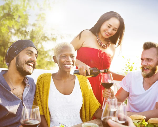 Freunde hängen bei Outdoor-Party ab — Stockfoto