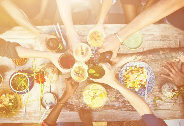 Friends hanging out on party and cheers — Stock Photo, Image