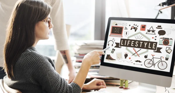 Mulher mostrando no monitor com estilo de vida — Fotografia de Stock