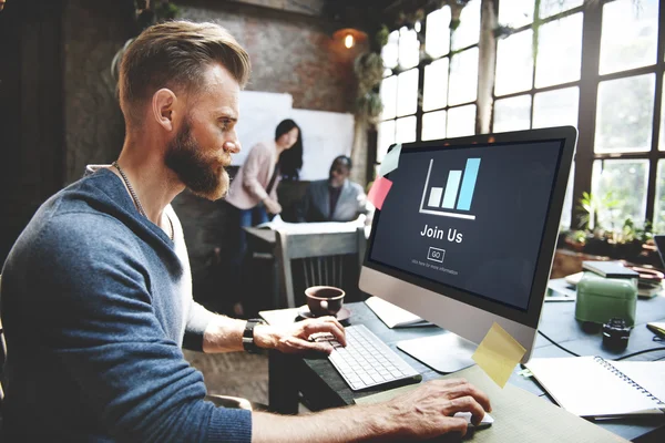 Mann arbeitet mit Computer — Stockfoto