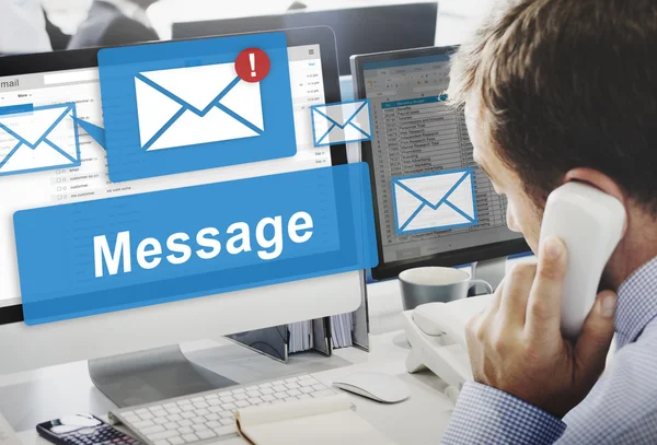 işadamı bilgisayarda ileti ile çalışma