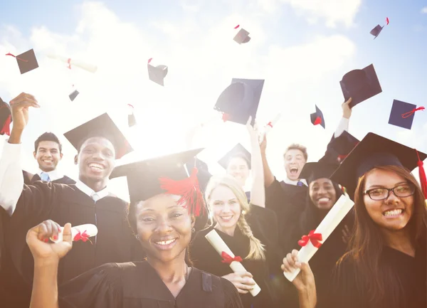 Estudiantes internacionales celebran la graduación — Foto de Stock