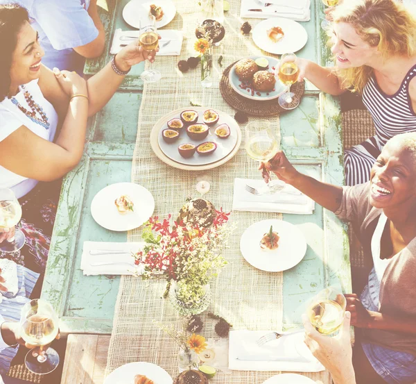Amigos comendo juntos — Fotografia de Stock
