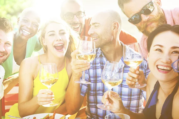 Vrienden glimlachend en drinken — Stockfoto