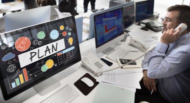 Bilgisayarda çalışan iş adamı
