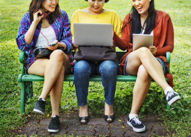  Anne ve çok güzel kızları