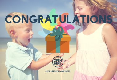 Çocuklar eğleniyor sahilde