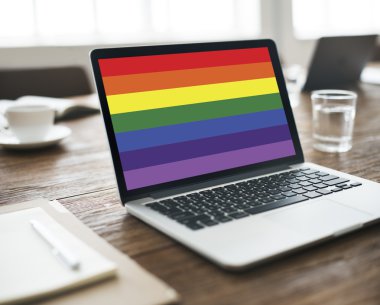 Ofis Masaları üzerinde açılan not defteri